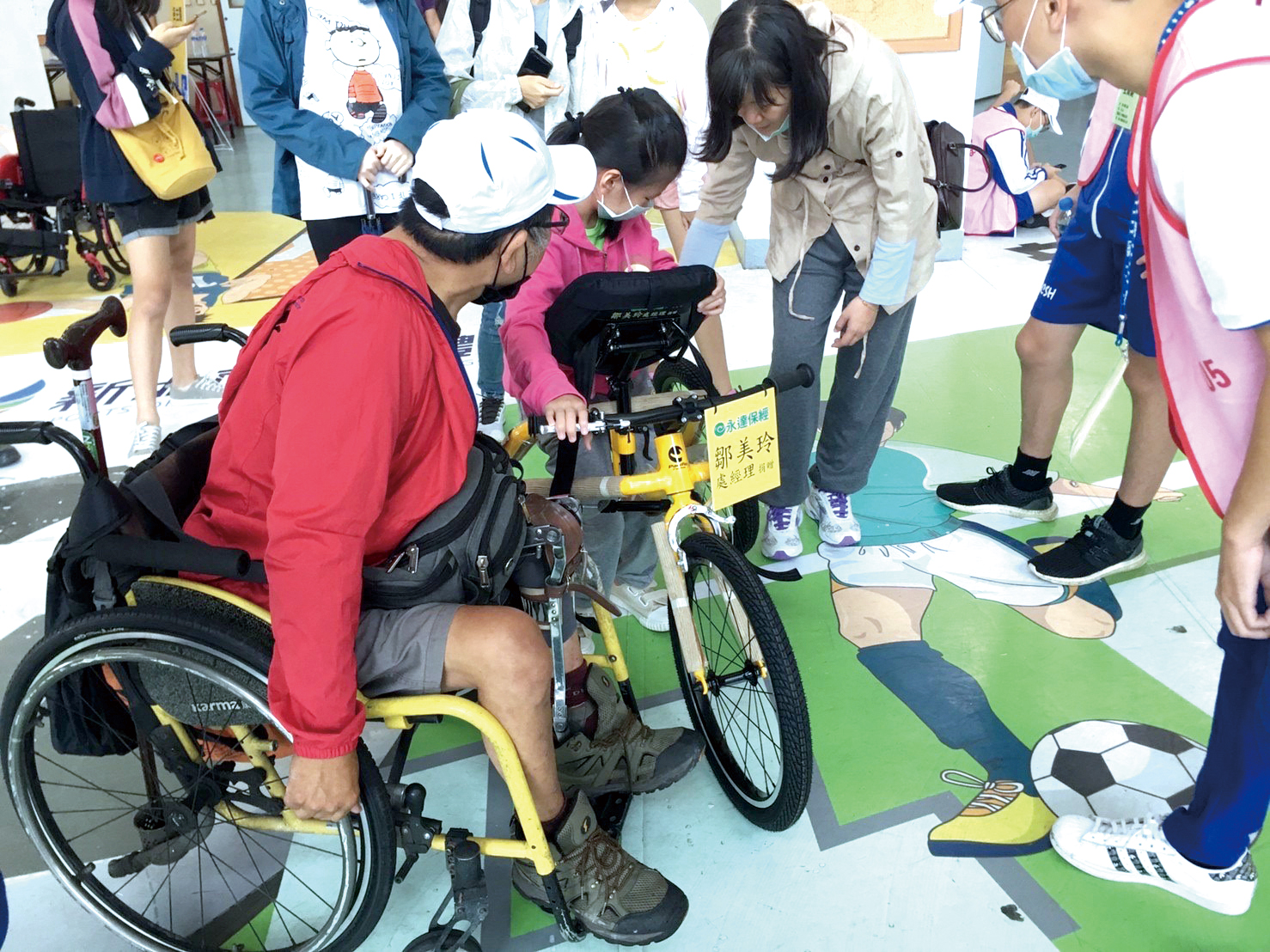 永達保經與鄒美玲業務處經理共捐贈4輛專為腦性痲痺兒童設計的三輪跑步車。