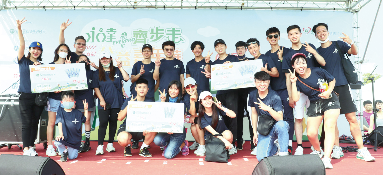 運動大使-林雍傑頒發多元運動競賽獎金予前九名隊伍。
