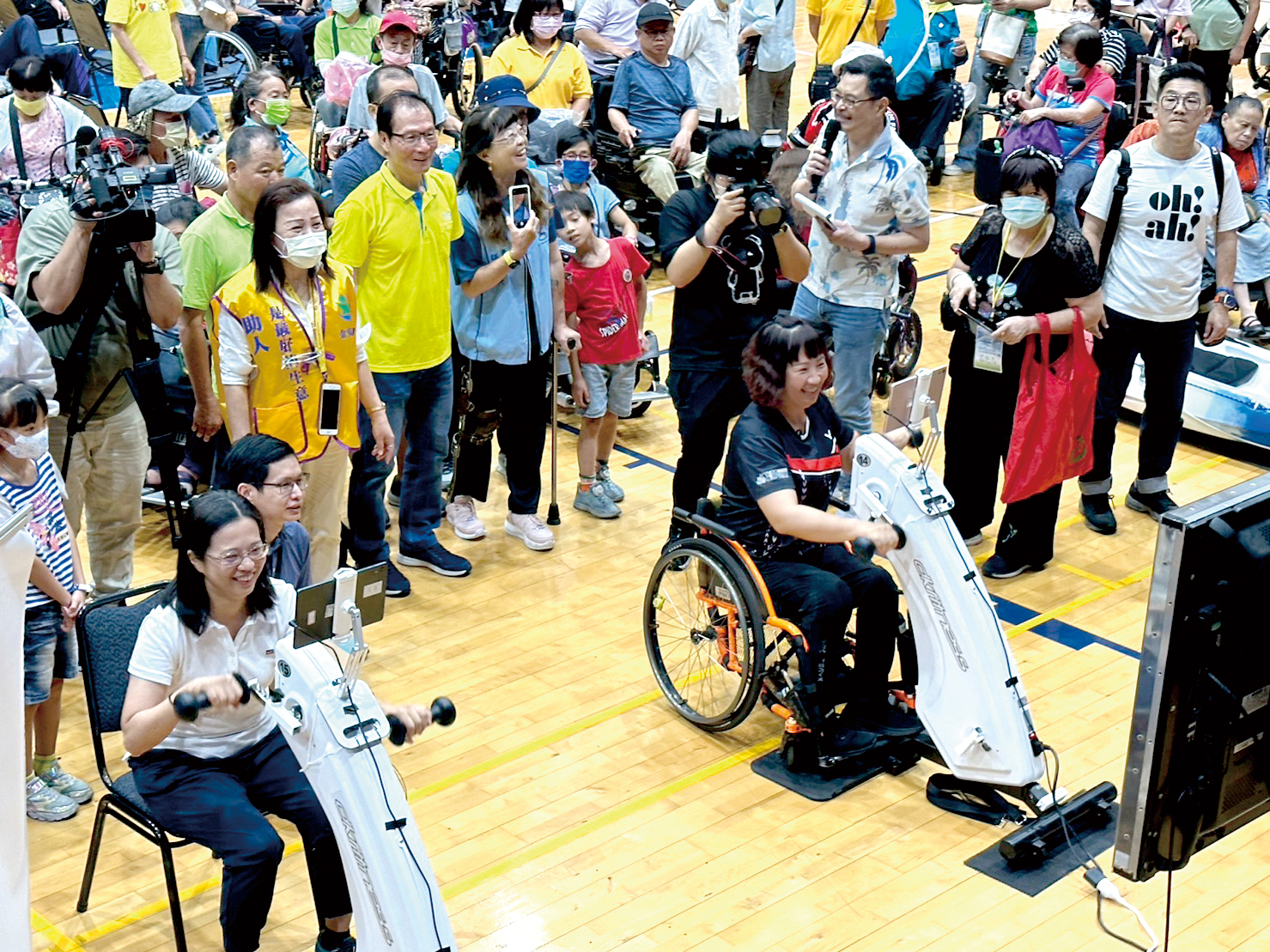 AR手搖車實境體驗由林卉卉代理副處長（左）和亞帕運輪椅網球代表隊呂嘉儀選手進行實戰操作。
