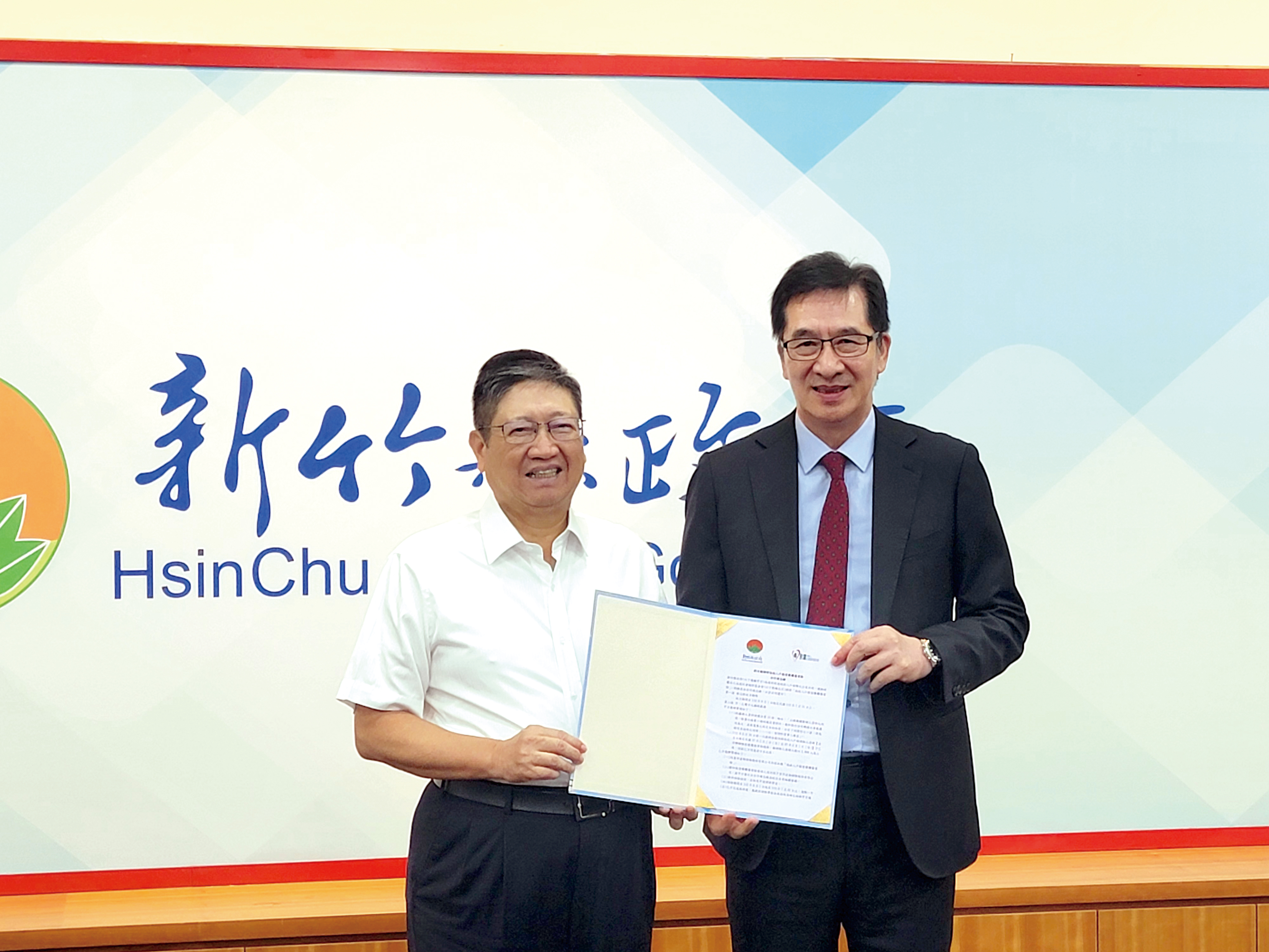 新竹縣縣長楊文科（圖左）與永達保經陳慶鴻總經理（圖右）代表簽訂微型保險合作契約。