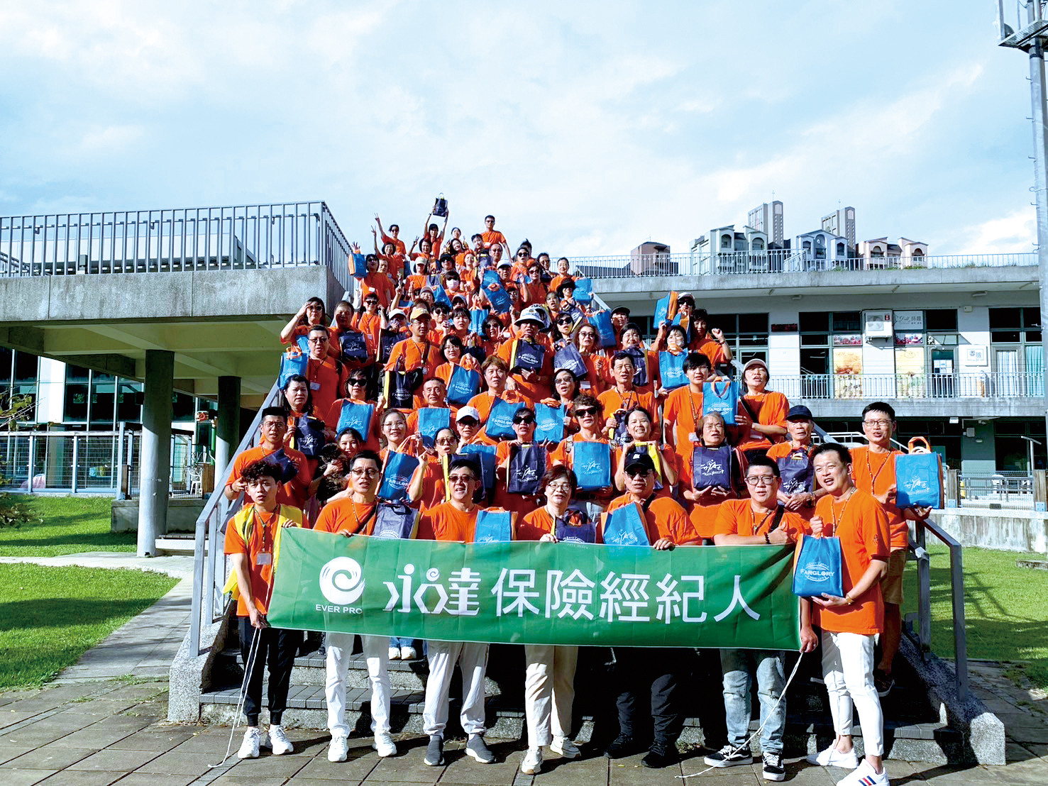 惠萍、瑩惠、采築、素敏等業務單位攜手舉辦「大湖公園公益健走」活動。