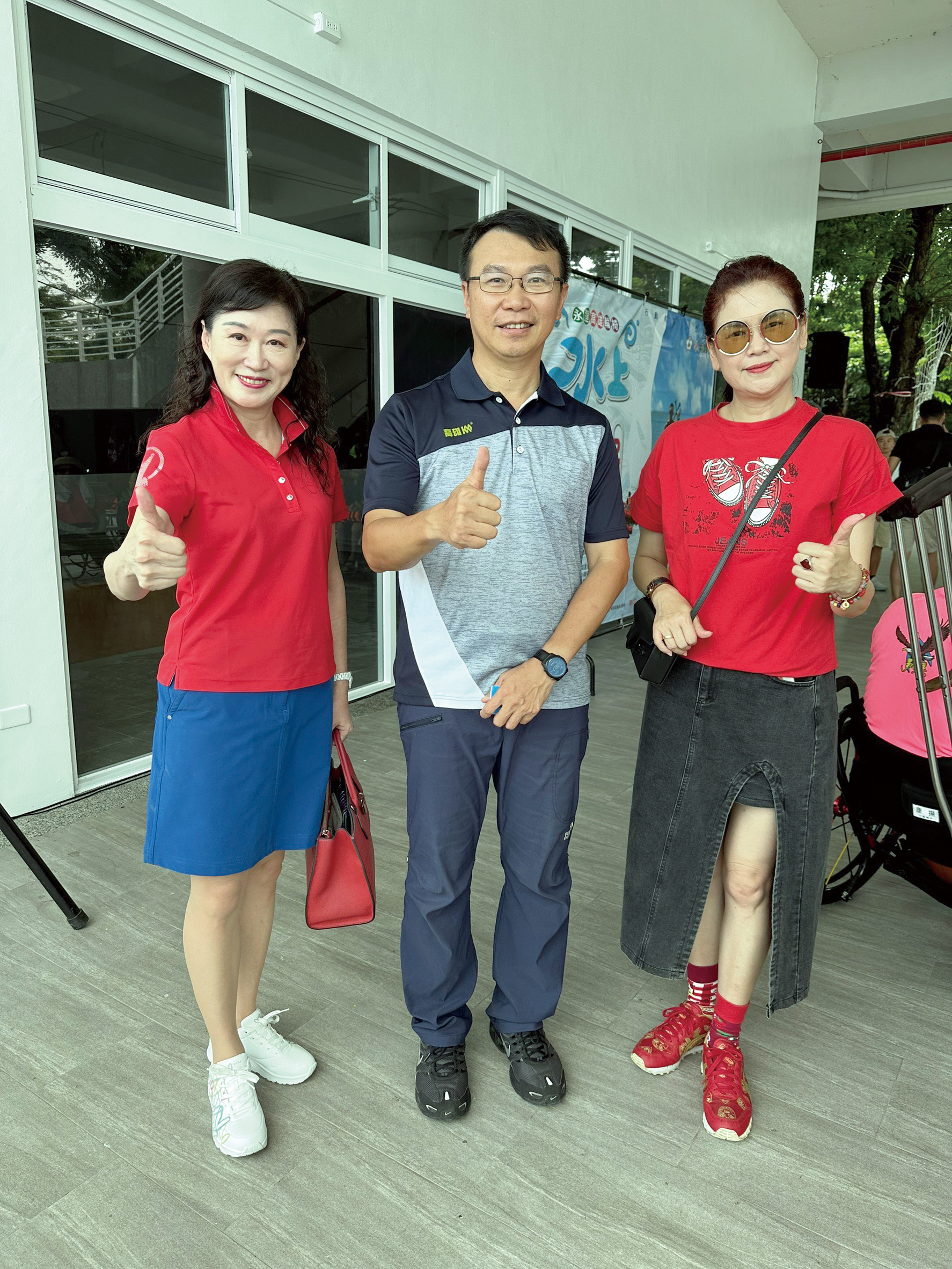 高雄市政府運動發展局侯尊堯局長（中）、永達保經張貞芬業務籌備副總（左）及徐芊榆業務協理合影。