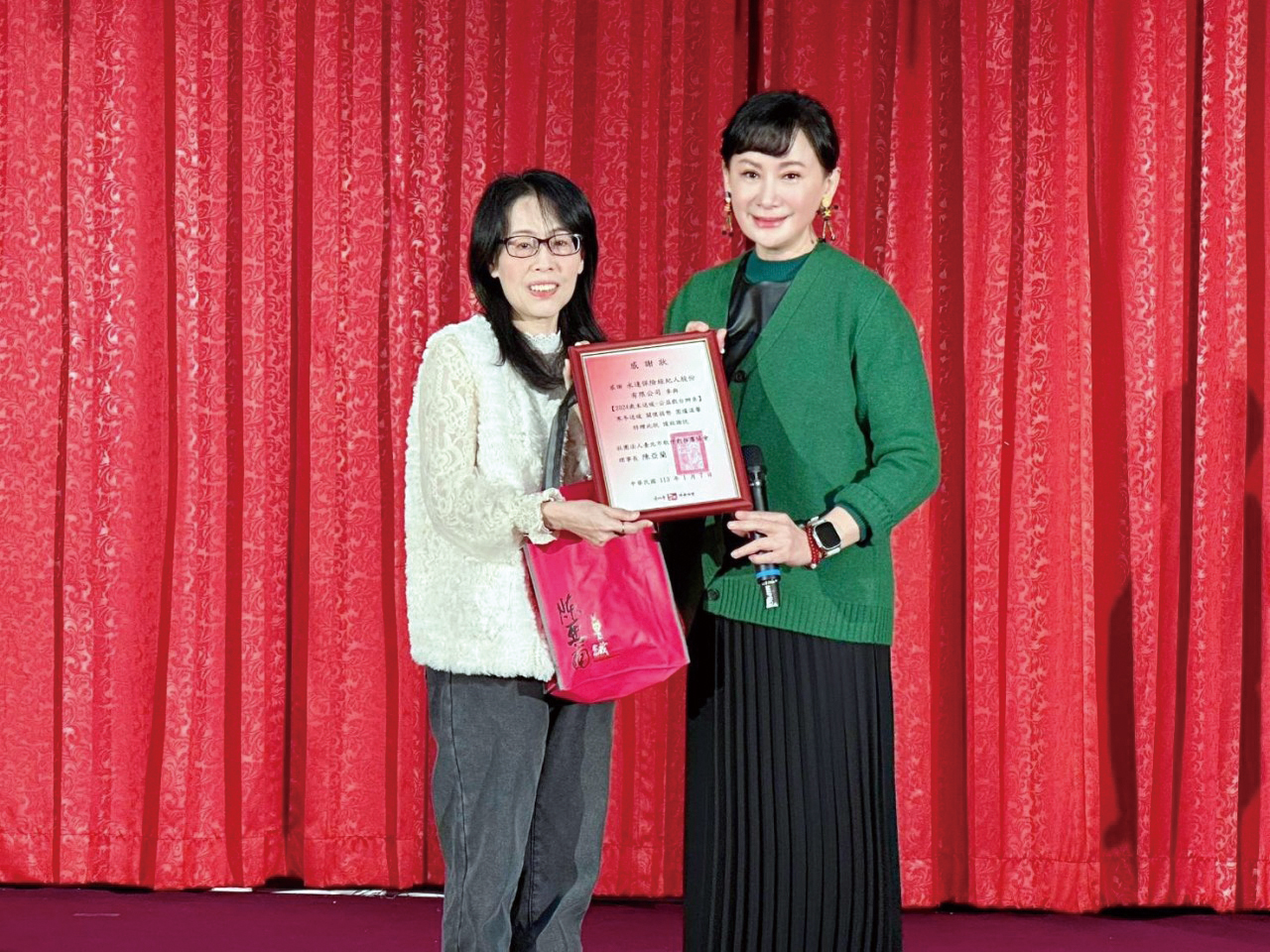 永達保險經紀人公司羅怡如副理（圖左）代表接受陳亞蘭歌仔戲的支持感謝。 