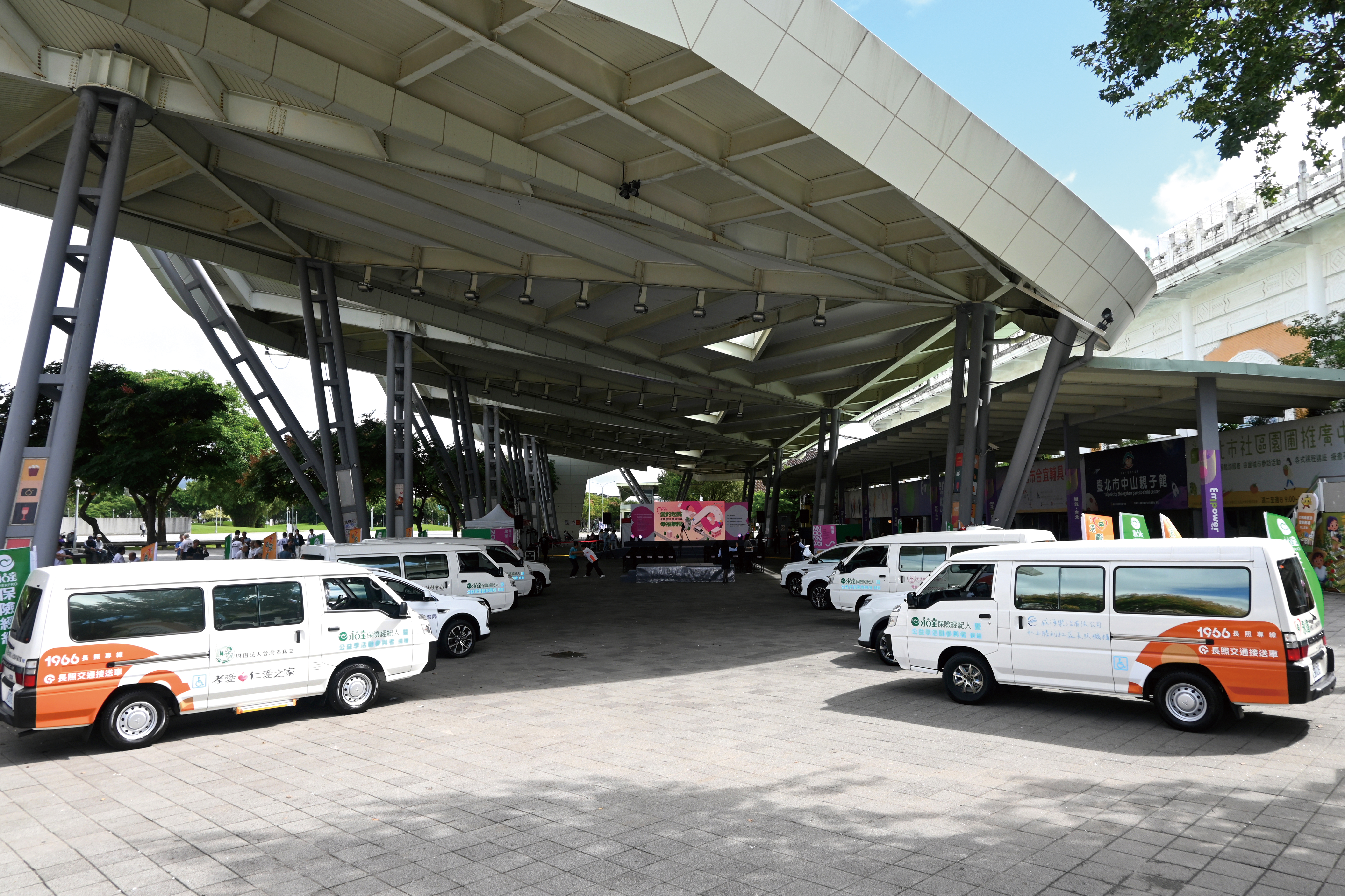 2025年捐贈11輛長照服務專車，現場展示其中10輛。