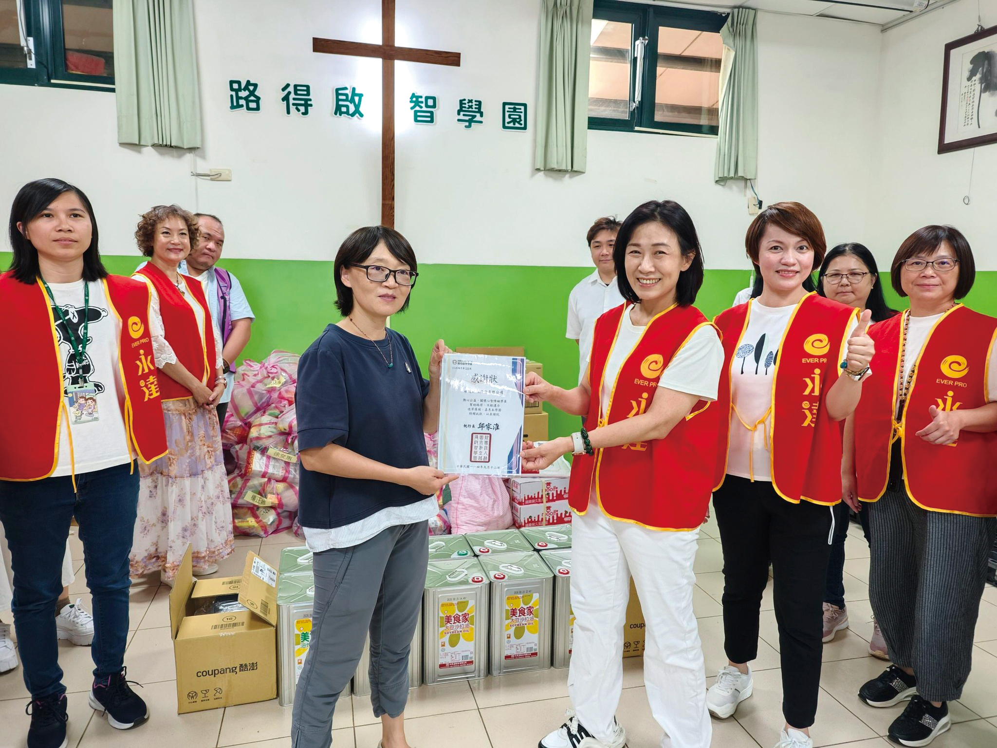 由永達保經高慧如業務協理（右三）帶領單位夥伴擔任志工，並捐贈物資乙批由路得啟智學園廖櫻芳秘書長（左二）代表受贈。