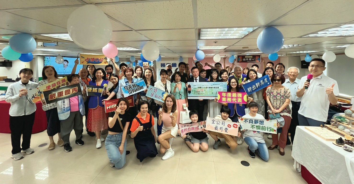 月碧團隊業務夥伴、攤商及客戶大合影。