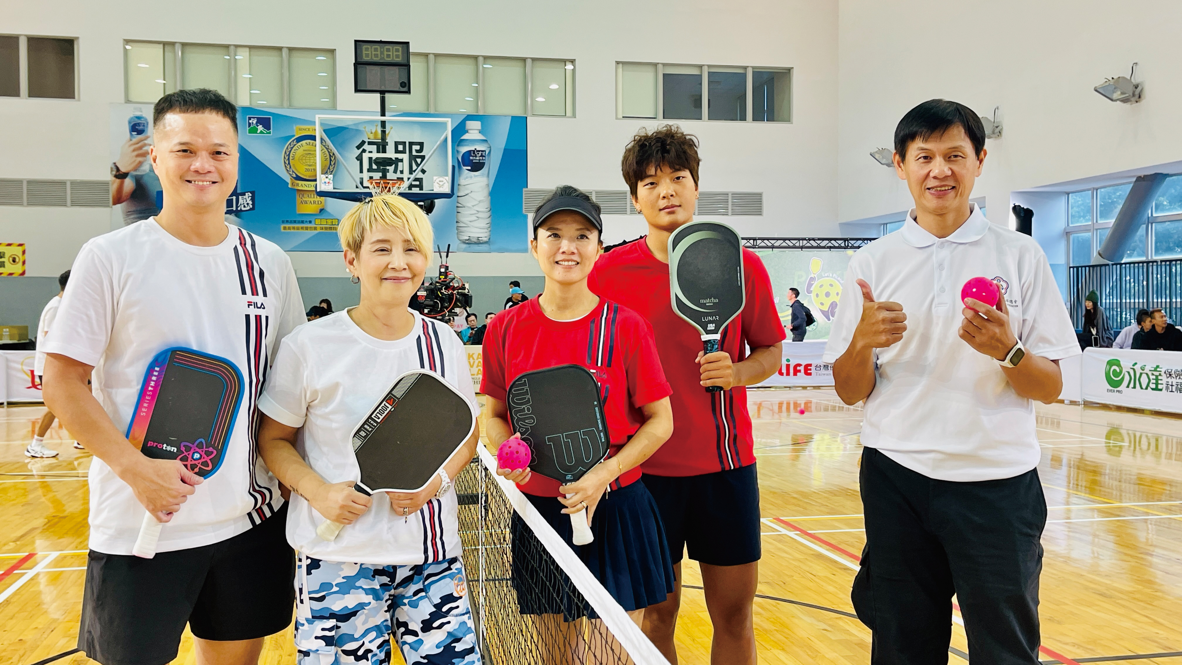 永達保經陳思羽業務首席經理與同隊選手及藝人李明依賽前合影。