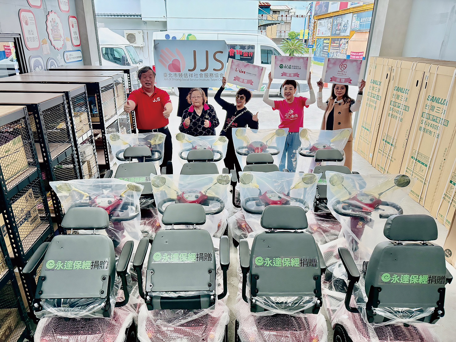 台灣優質生命協會紀寶如秘書長帶領同仁捐增第一批電動代步車至花蓮光復鄉。