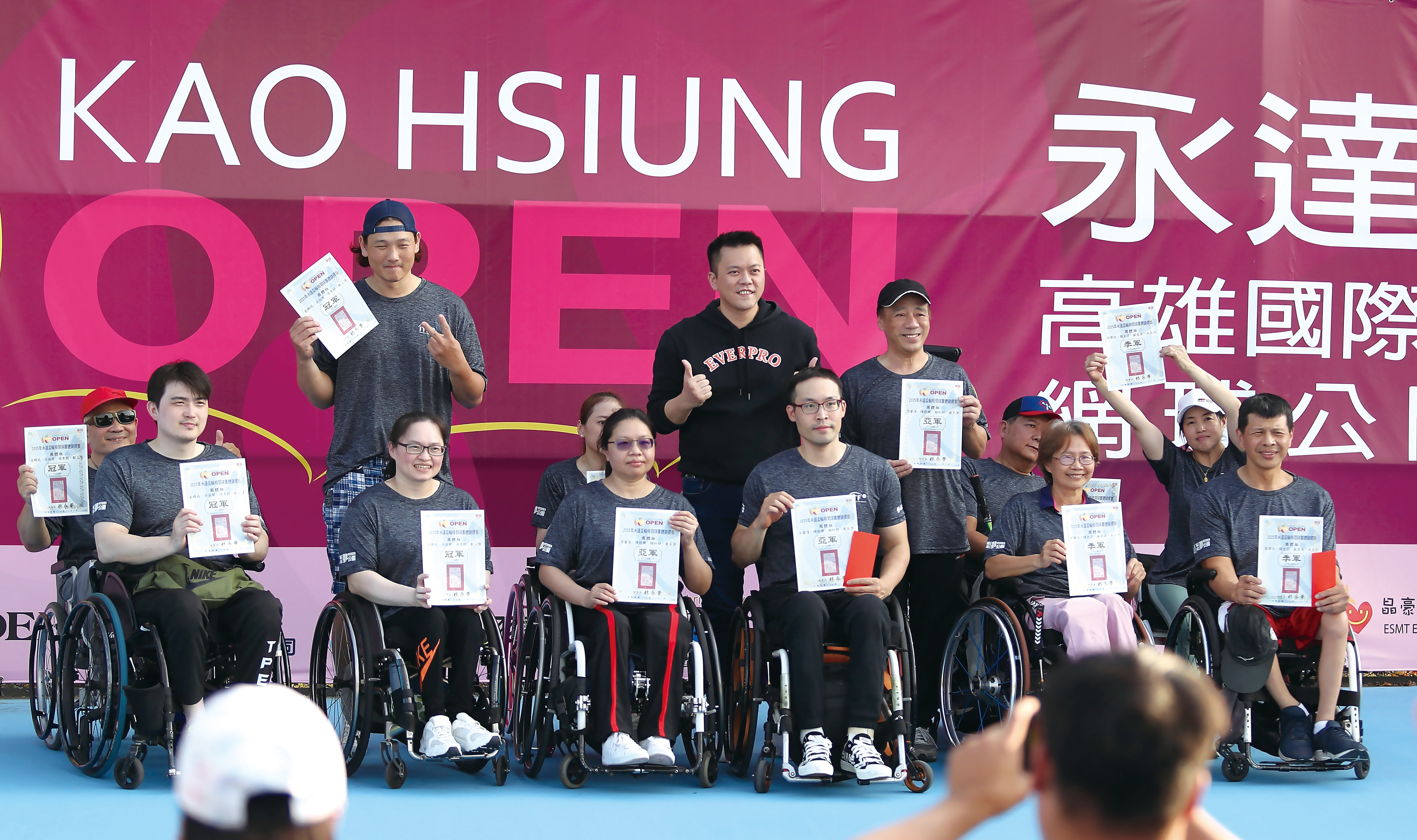 蔡耀賢業務籌備副總頒發羽球團體賽單打、雙打、團隊賽冠亞軍。