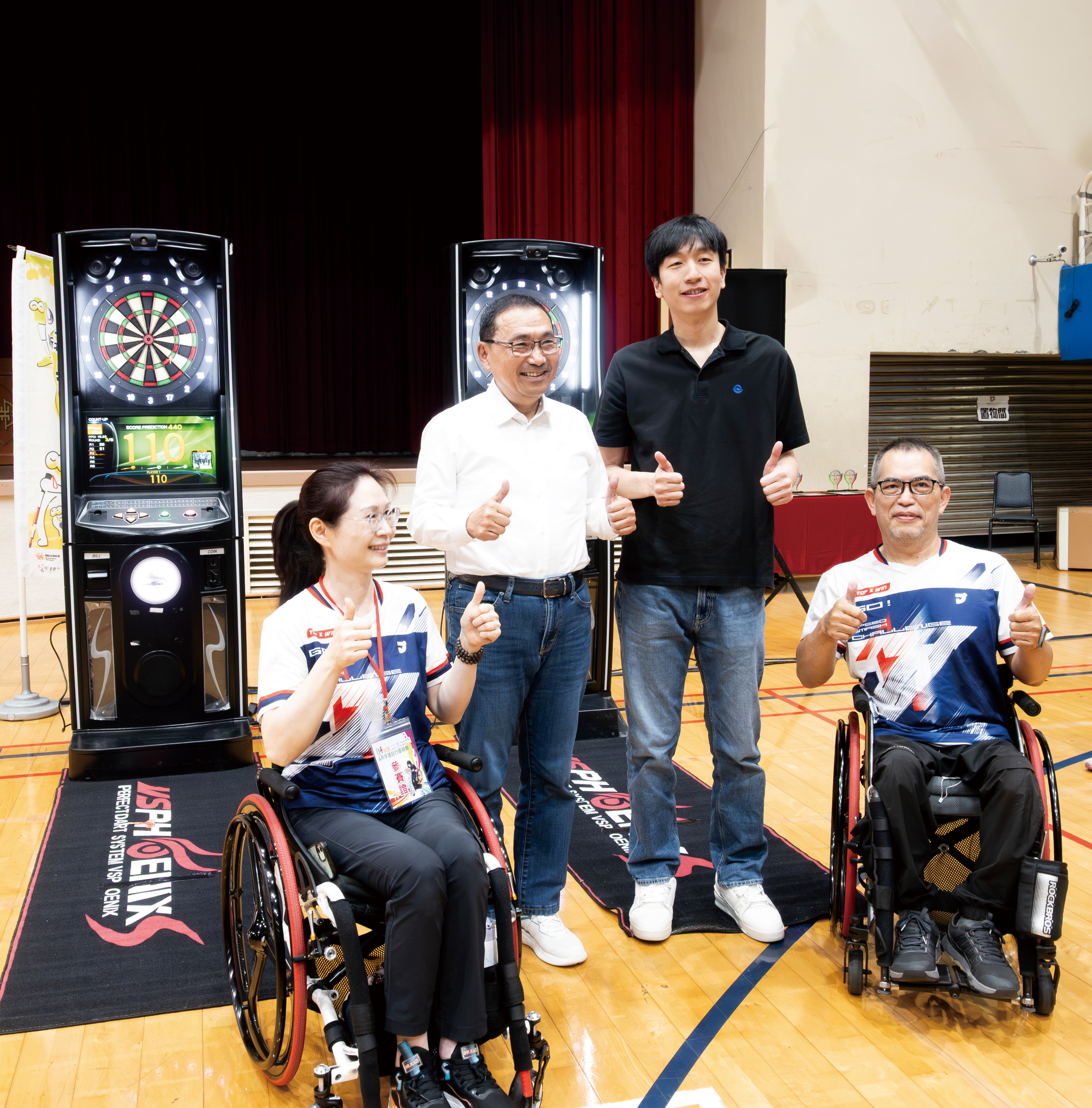（左2起）侯友宜市長、吳柏瑨總經理特助與兩位身障朋友組隊，進行電子飛鏢PK。