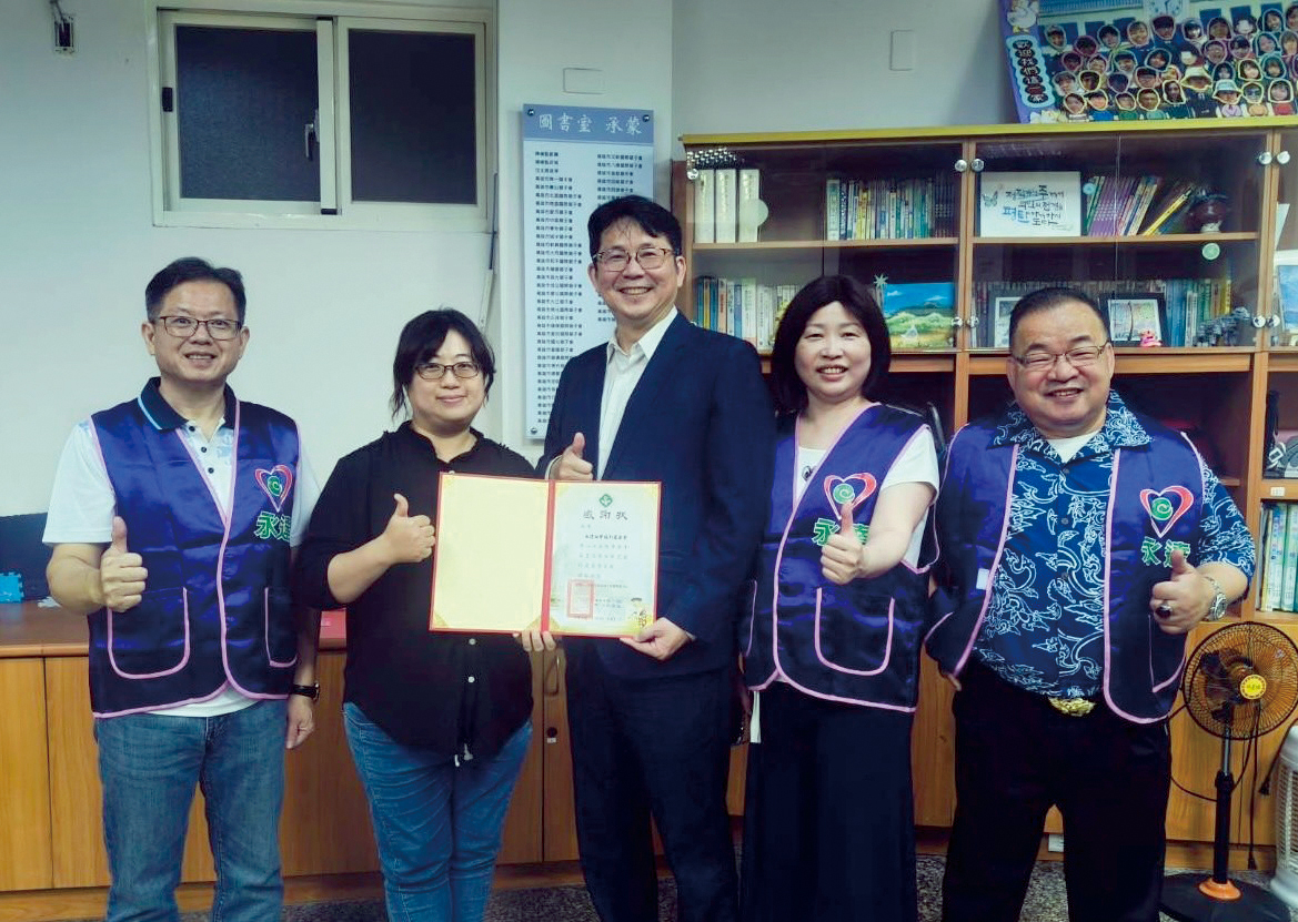 高雄市紅十字會育幼中心林瑛凰院長（左2）頒贈感謝狀，由永達保經高文山業務副總（中）代表受贈，與陳慧雯業務籌備副總（右2）、蔡明宏業務協理（左1）、張富強業務籌備協理（右1）合影留念。