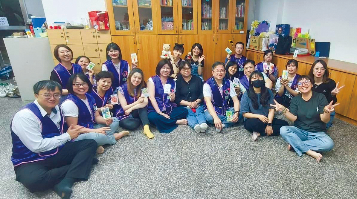 紅十字會育幼中心林瑛凰院長（前排右4）、永達陳慧雯業務籌備副總（中）、蔡明宏業務協理（右3）以及永達志工與老師們合影留念。