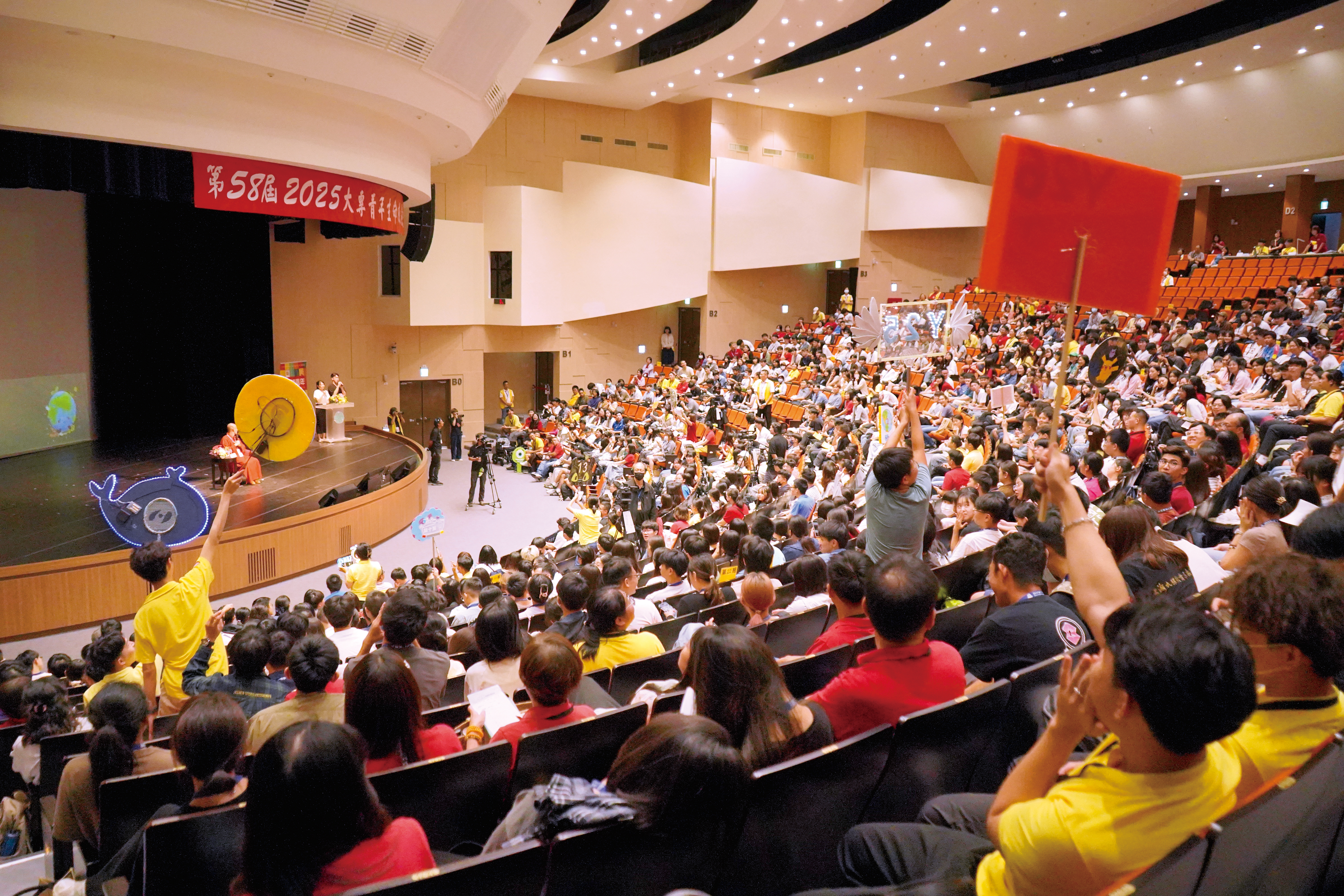 大專青年生命成長營會學生熱情的互動。