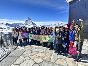 瑞士極峰會議-4.11梯-團員與徐副總於高納葛拉特觀景台開心合影-1
