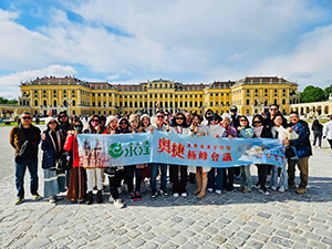 奧捷極峰會議-4.11梯-團員與陳月碧資深副總於熊布朗宮開心合影-5