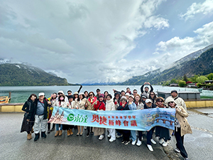 奧捷極峰會議-4.15梯-團員與董娘於哈爾施塔特開心合影-1