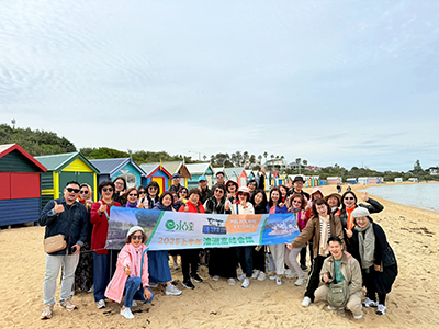 .澳洲高峰會議-10.21梯-團員與滿妹高級副總於彩虹小屋開心合影-1