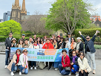 澳洲高峰會議-10.21梯-團員與滿妹高級副總於聖派翠克教堂開心合影-4