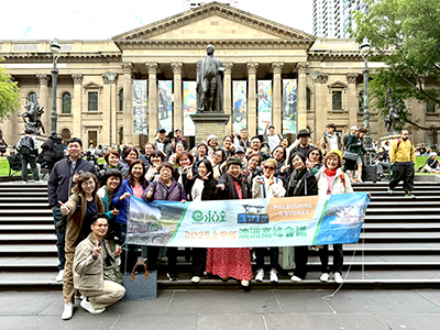 澳洲高峰會議-10.21梯-團員與滿妹高級副總於維多利亞州立圖書館開心合影-2