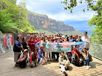 澳洲高峰會議-10.21梯-團員與滿妹高級副總於藍山國家公園開心合影-5