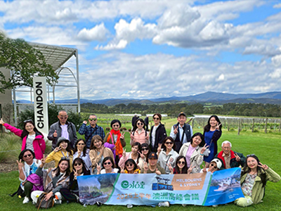 澳洲高峰會議-10.23梯-團員與佳儀高級副總於CHANDON酒莊開心合影-1