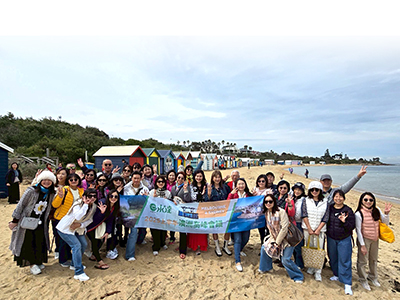 澳洲高峰會議-10.23梯-團員與佳儀高級副總於彩虹小屋開心合影-2