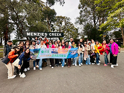 澳洲高峰會議-10.23梯-團員與佳儀高級副總於普芬比利古董蒸汽火車站開心合影-3