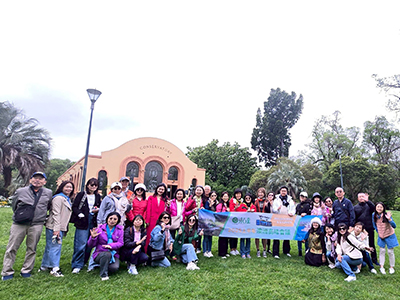 澳洲高峰會議-10.23梯-團員與佳儀高級副總於費茲羅花園開心合影-4