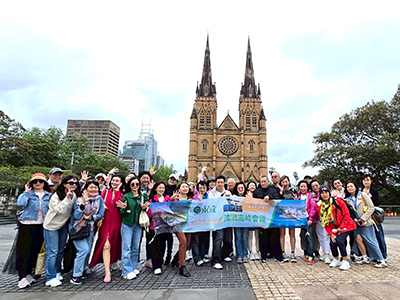 澳洲高峰會議-10.23梯-團員與佳儀高級副總於聖派翠克教堂開心合影-5