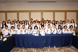 小組研討-關主瑩惠籌備副總與麗慧總監和組員合照