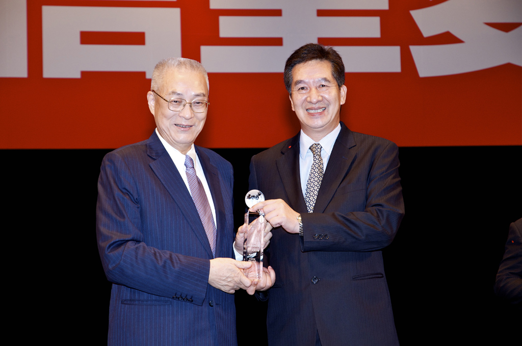 由吳敦義副總統(左)頒贈2014保險信望愛最佳社會責任獎給永達保經陳慶鴻總經理(右)。