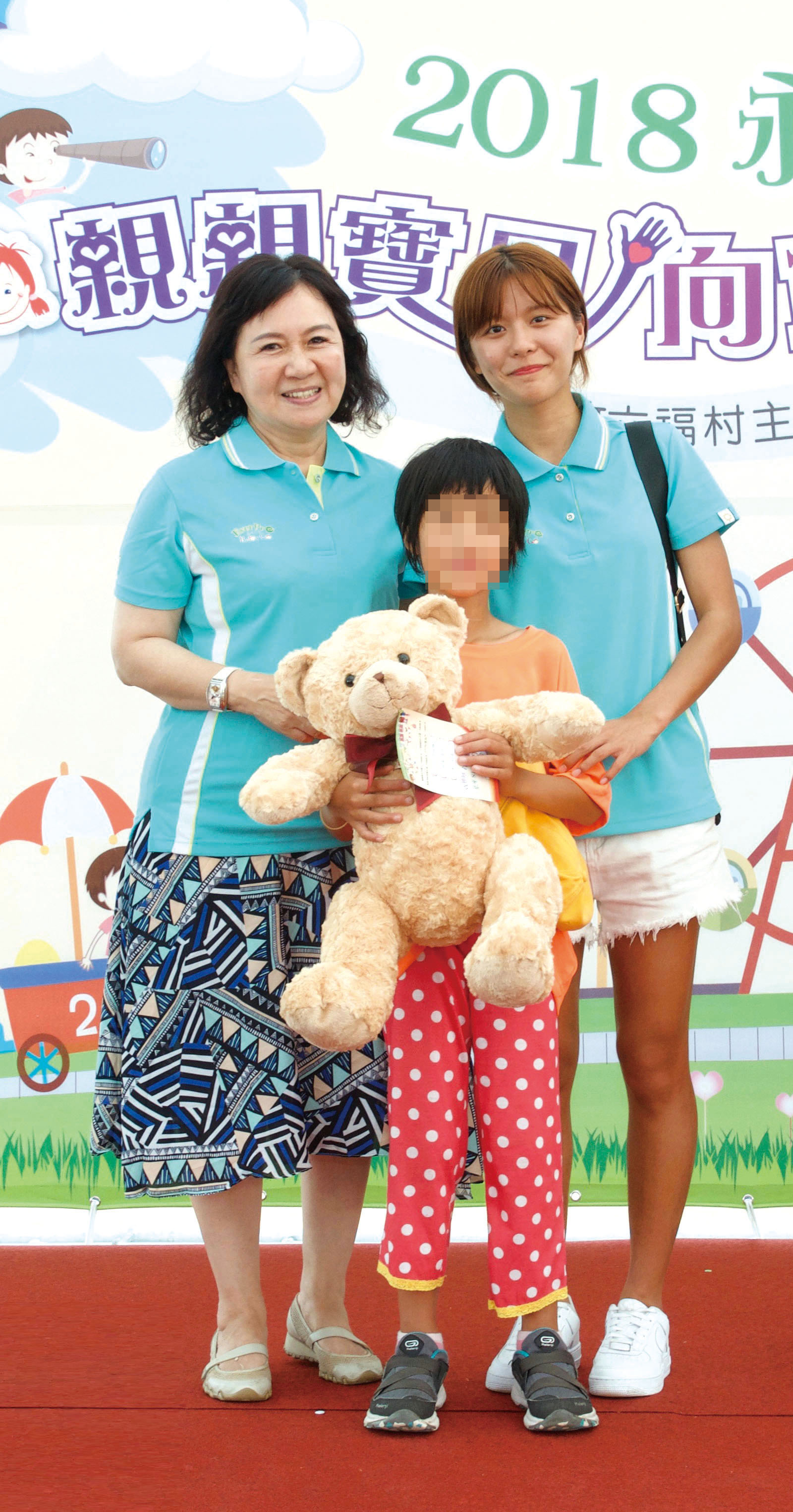 蔡瑩惠籌備副總頒獎給孩子。