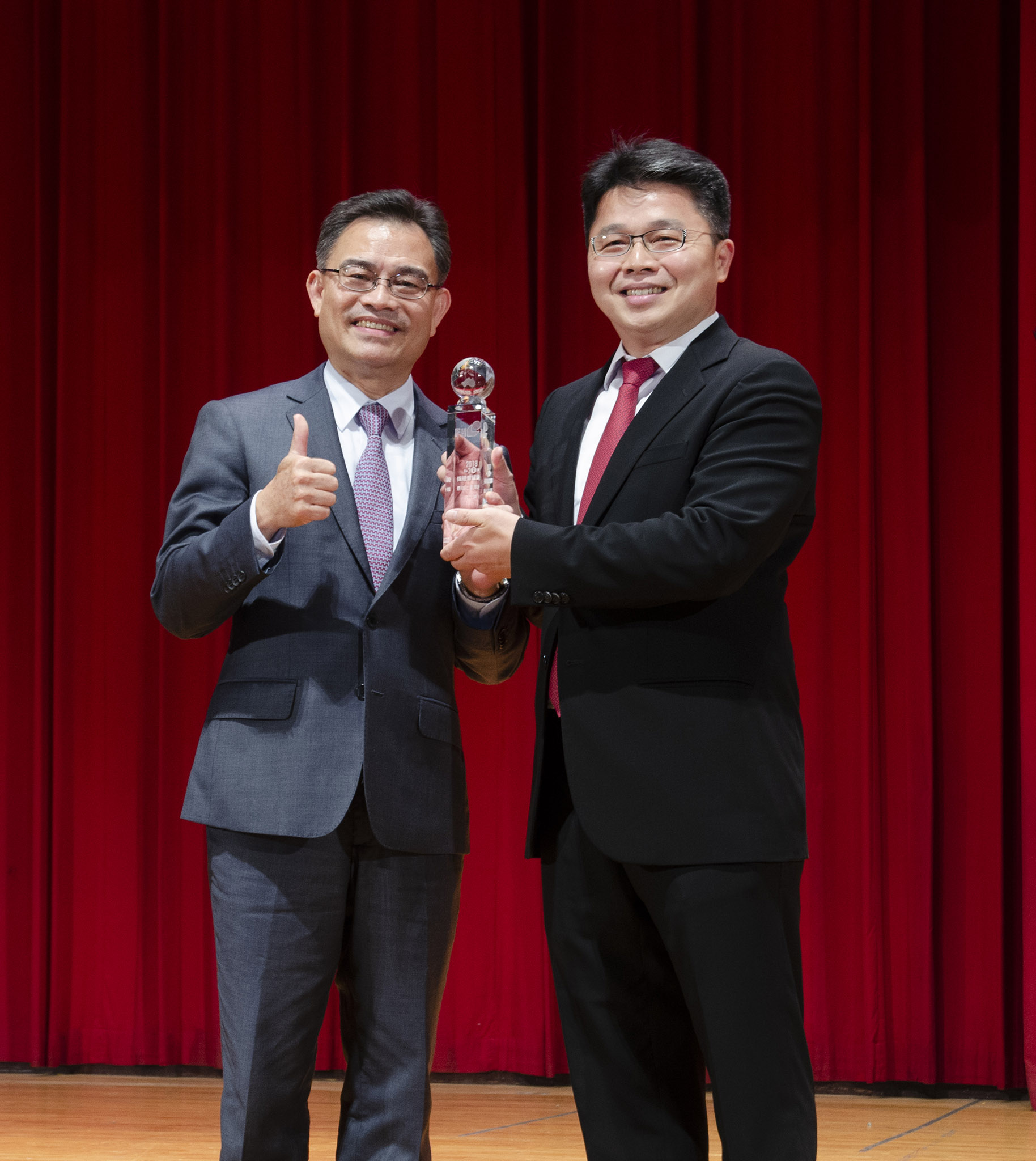 李世傑業務副總榮獲最佳社會貢獻特優獎。