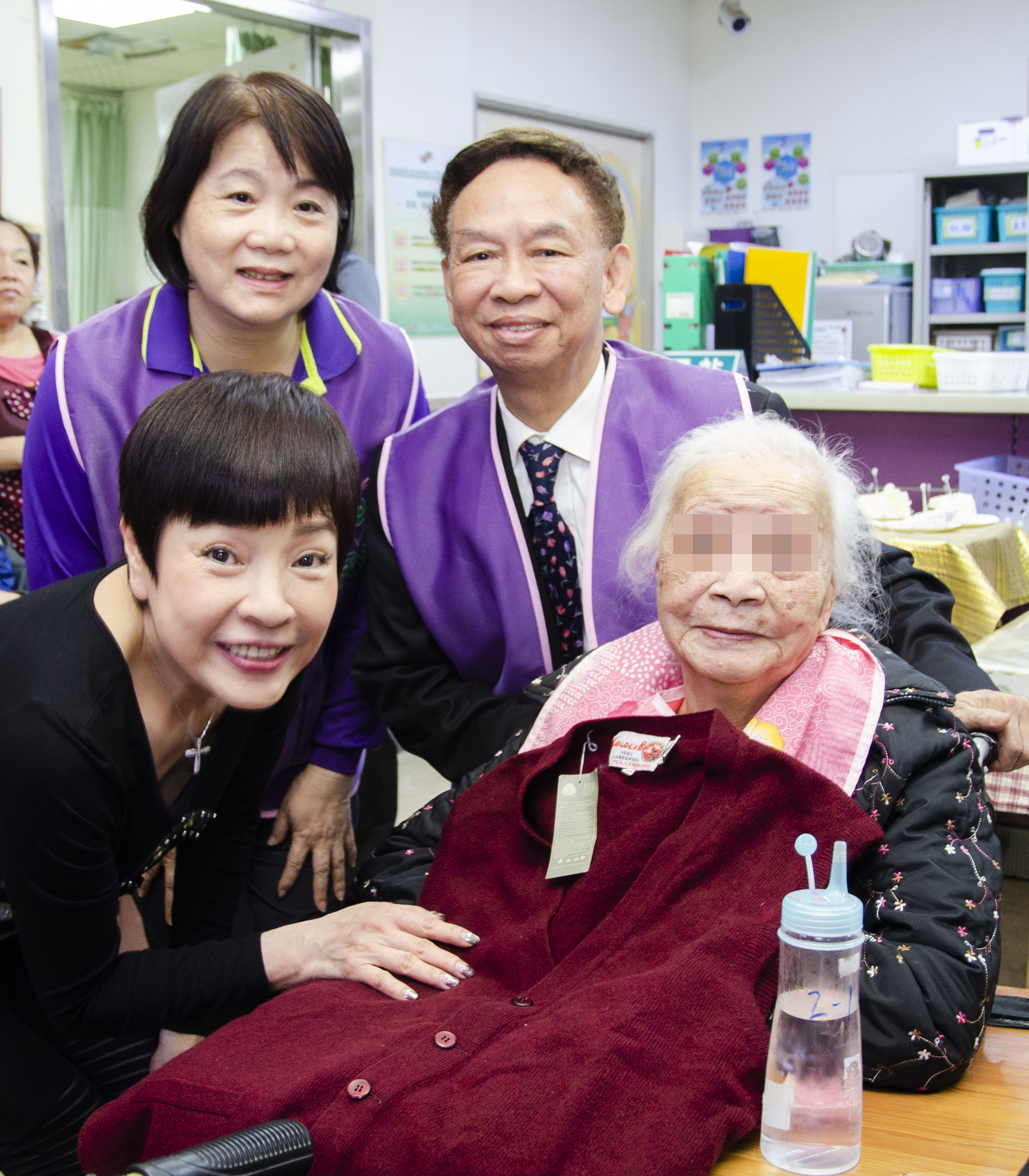 葉明全業務副總幫助高齡九十六歲的阿嬤贏得毛線衣。