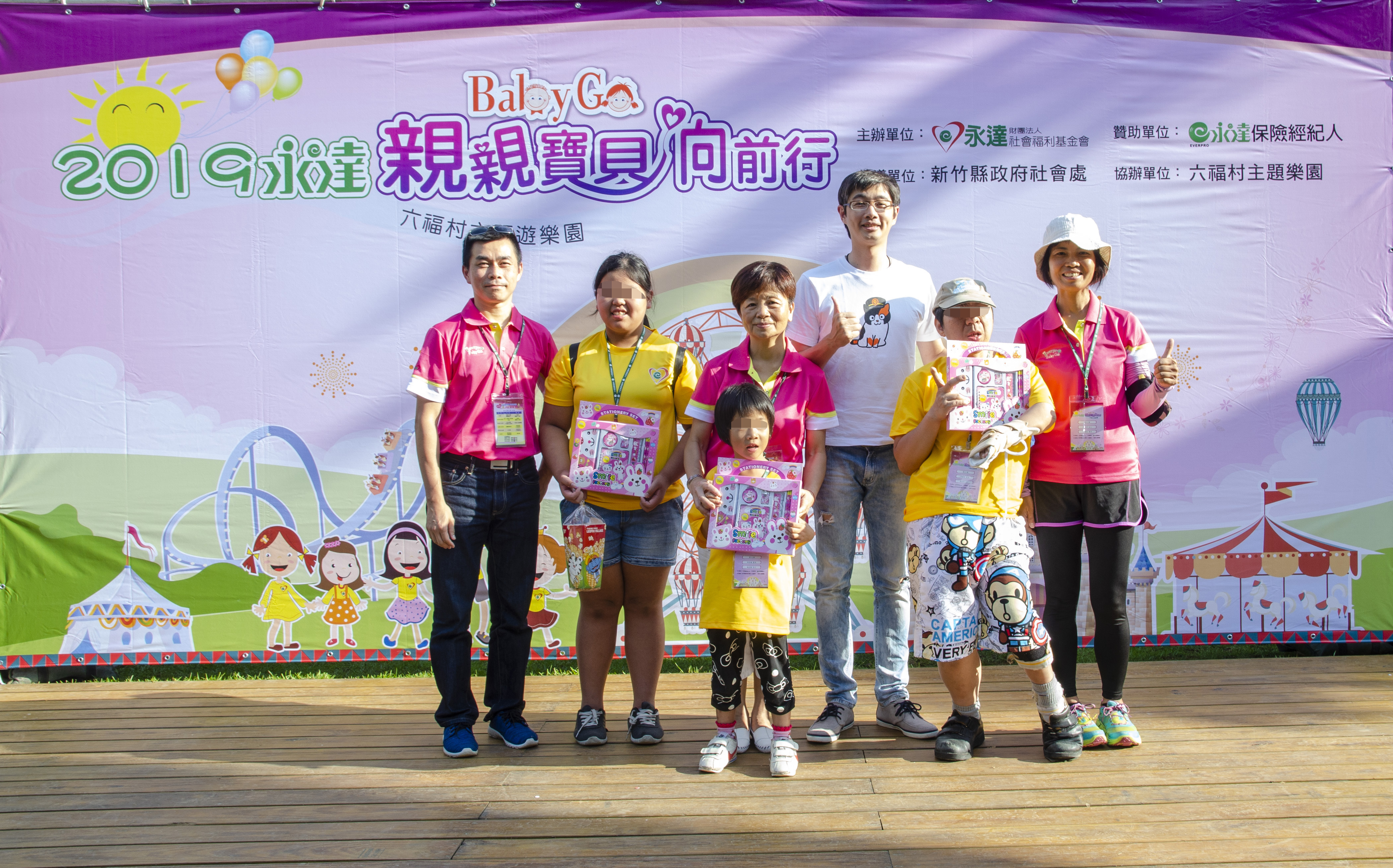 傅泓捷業務協理(右三)頒獎給上台分享的寶貝及志工們。