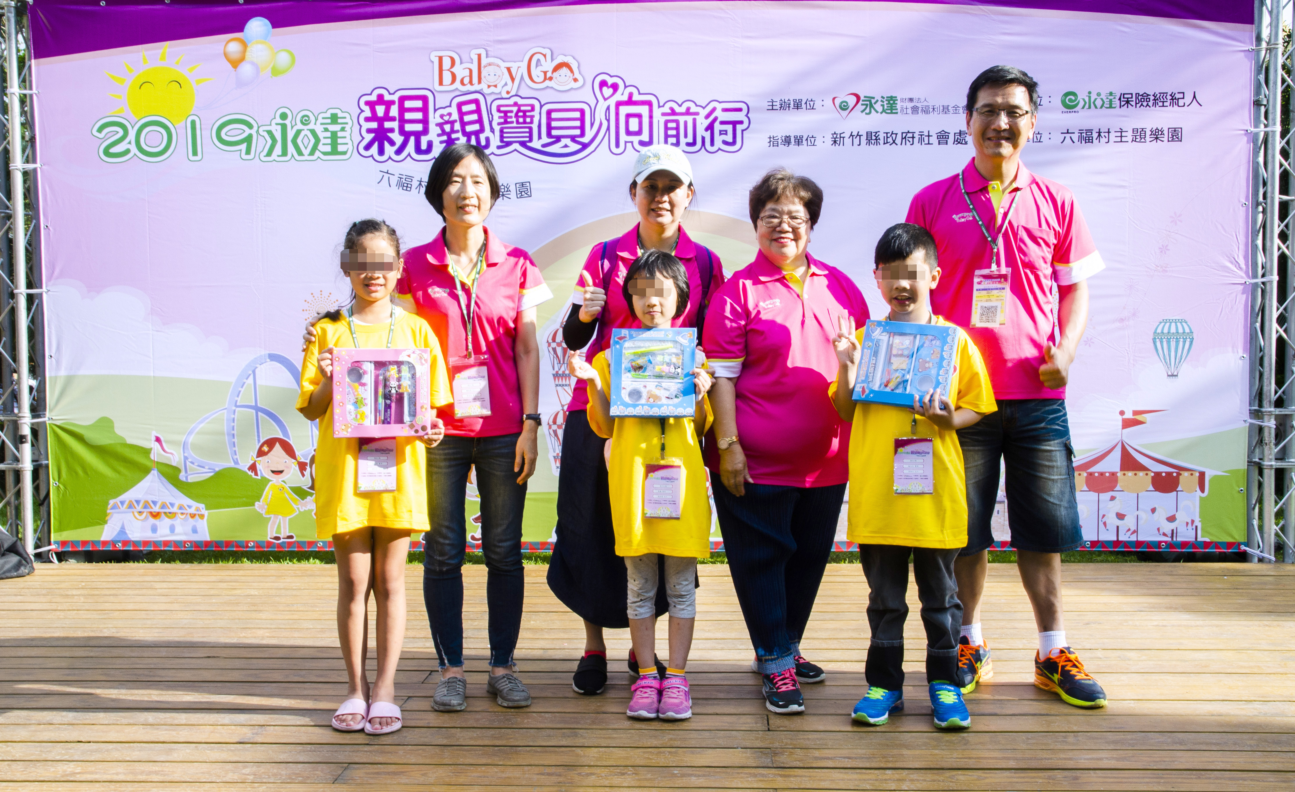 魏滿妹業務資深協理(右三)頒獎給上台分享的寶貝及志工們。