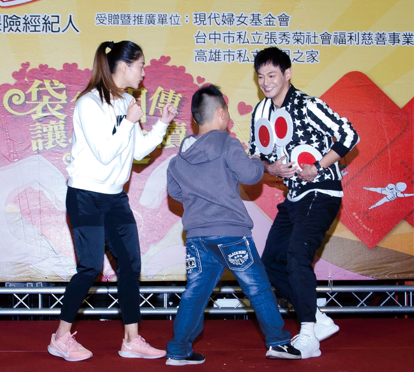 文姿云(左起)、「社團法人台灣怡心寶貝社群協會」個案恩恩、廖威廉，挑戰「真功夫，拳拳到肉組」趣味競賽的成功。