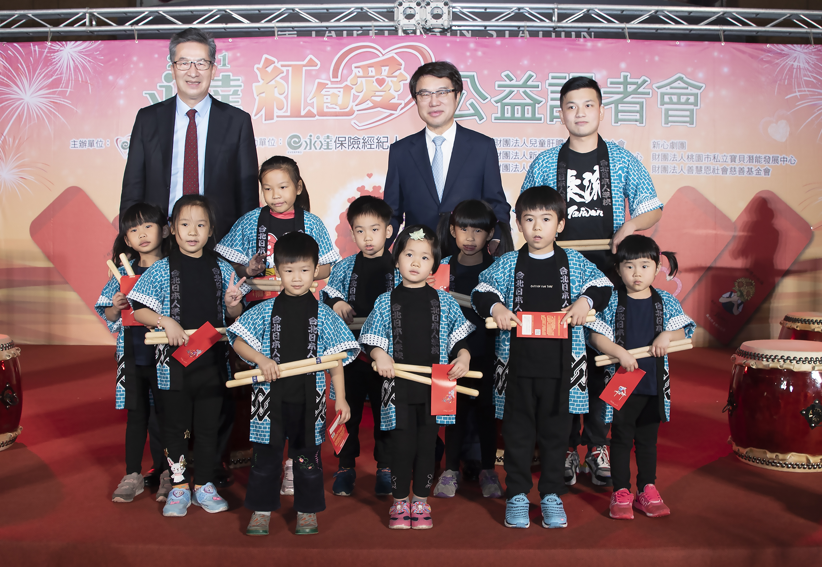 開場表演由熊谷新之助老師（圖右後）和太鼓熊組兒童班熱鬧開場。