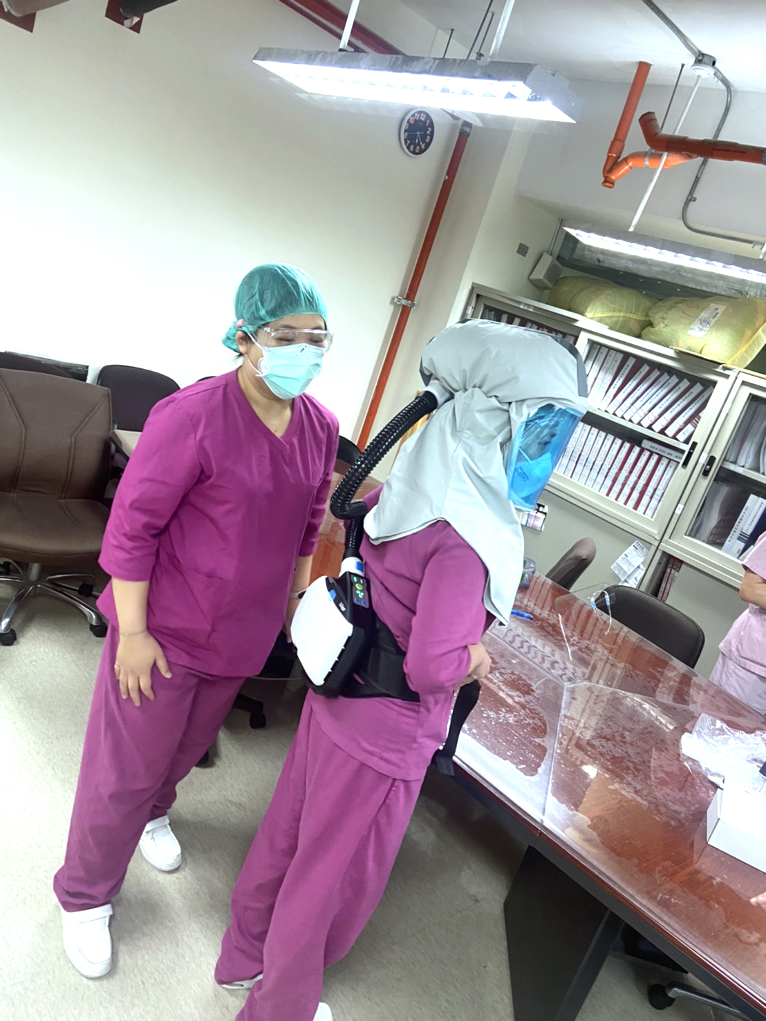 亞東醫院醫護人員試穿永達捐贈的呼吸防護具。