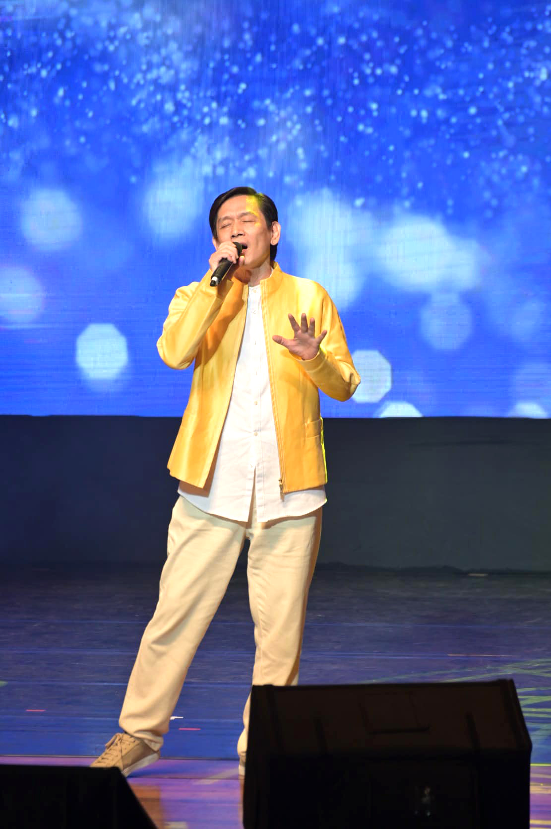 金曲歌王殷正洋演唱民歌組曲。