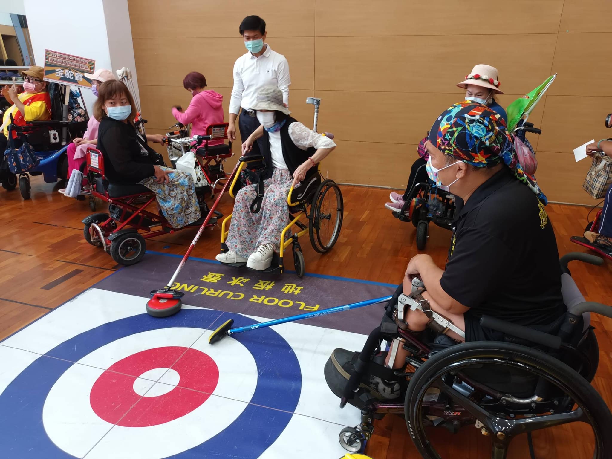 「永達盃共融運動會」舉行地板滾球運動體驗，讓不同障別的障礙者能超越自我身體障礙，完成各項運動。