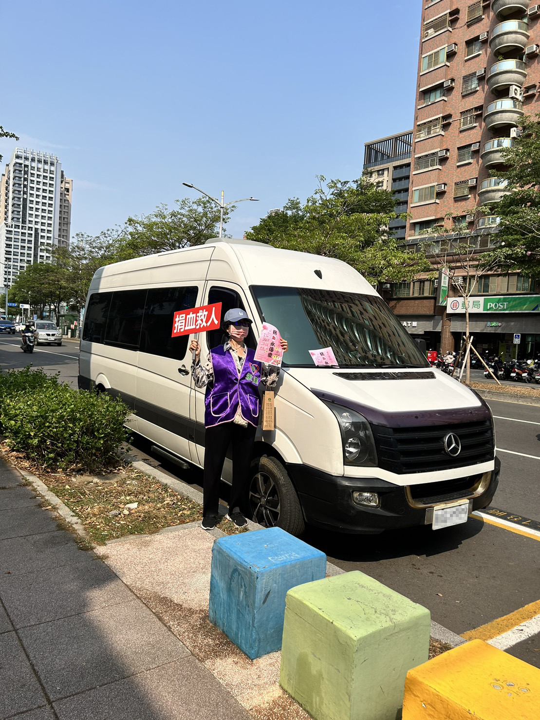 可愛的路人大哥遠從台北開車南下經過也響應捐血，由志工協助看車。