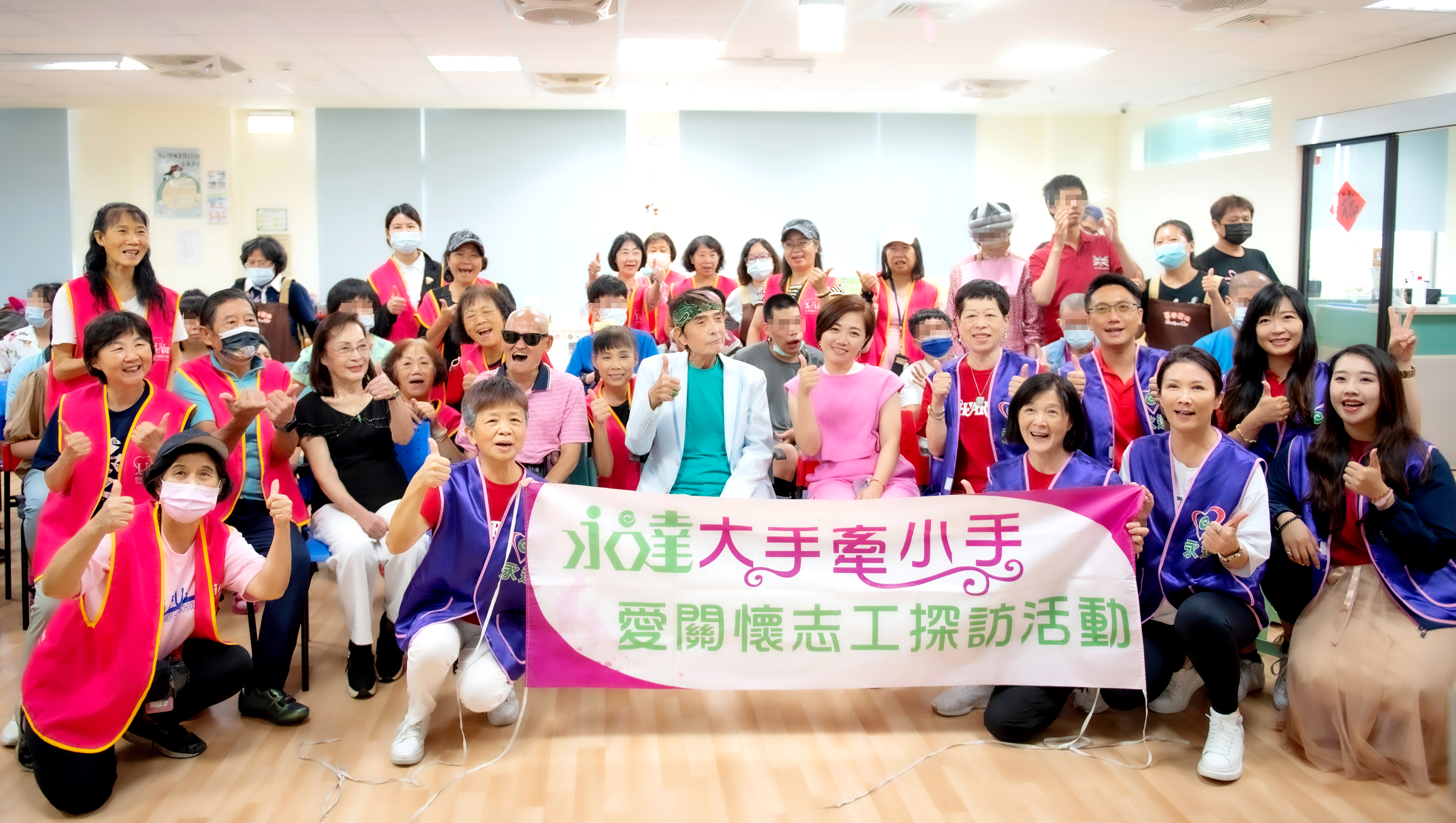 陳宥天業務副總（第二排右3）帶領永達志工，陪伴身障同學度過開心的一天。