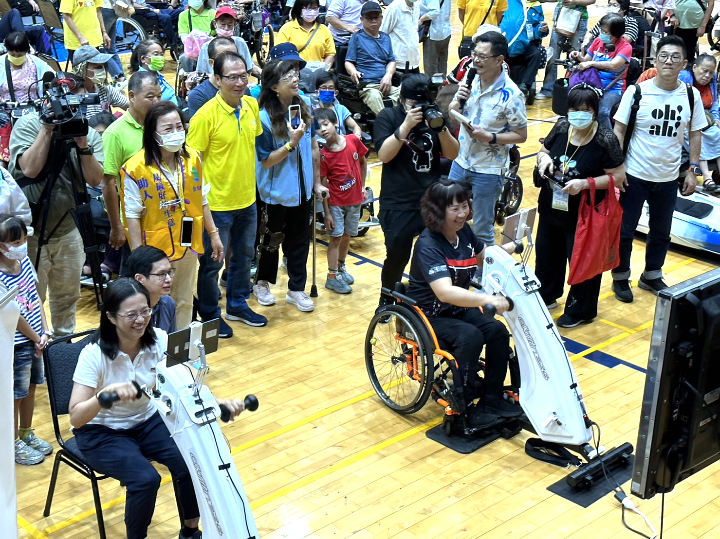 AR手搖車實境體驗由林卉卉代理副處長和亞帕運輪椅網球代表隊呂嘉儀選手進行實戰操作。