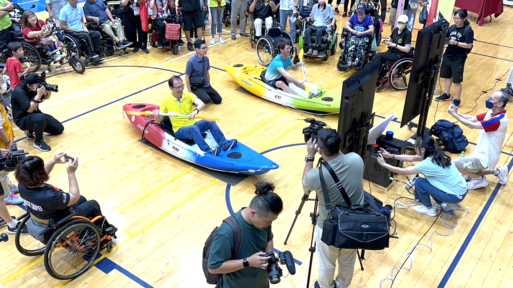 AR獨木舟實境體驗由永達保經李忠約副總(圖左)和亞帕運輪椅網球代表隊唐兆漢(圖右)選手進行實戰操作。