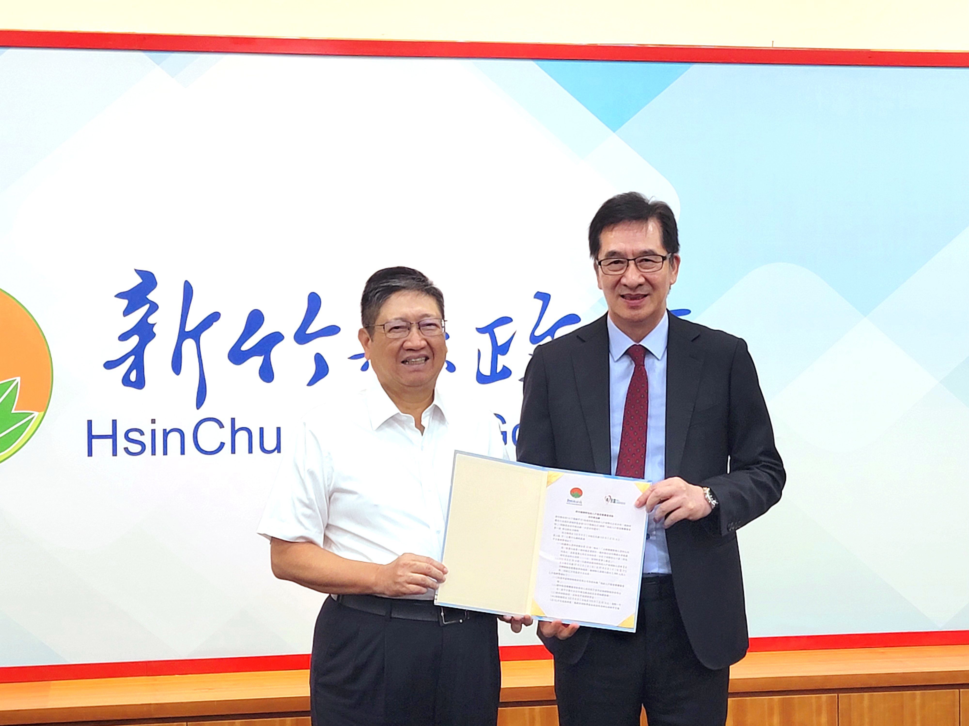 新竹縣縣長楊文科(圖左)與永達保經陳慶鴻總經理(圖右)代表簽訂微型保險合作契約。