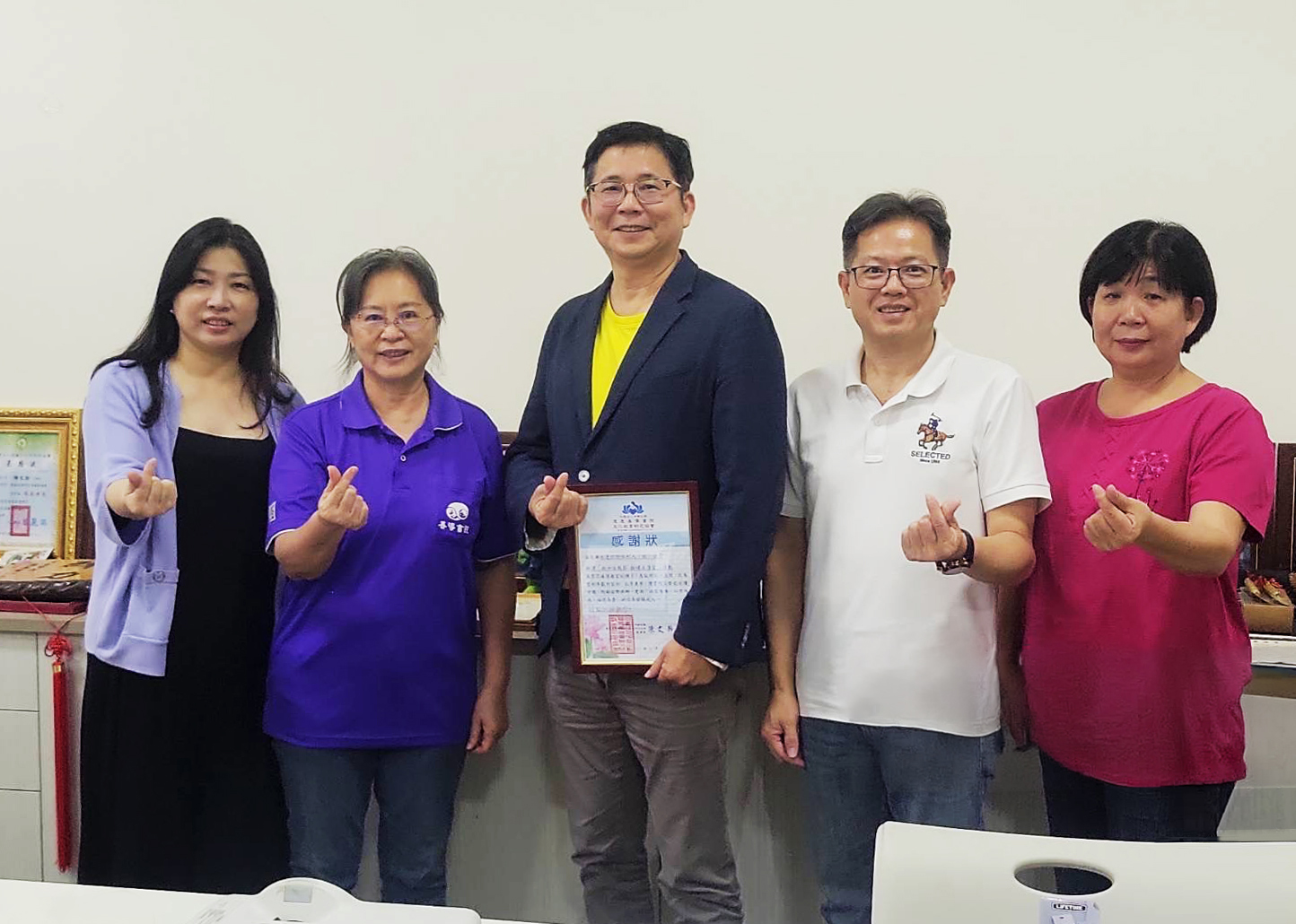 善導書院陳文靜院長(左2)頒贈感謝狀,由永達高文山業務副總(中)代表受贈,永達長官陳慧雯業務協理(左1)、蔡明宏業務協理(右2) 、賴惠文業務協理(右1)一同見證。