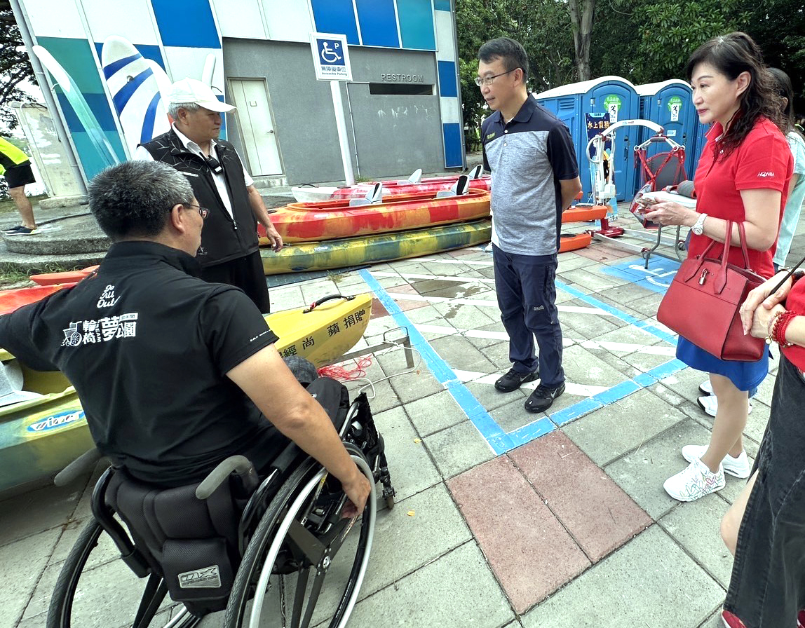 陳國嘉秘書長現場與運動發展局侯尊堯局長及永達保經張貞芬業務籌備副總解說身障獨木舟的製作構造。