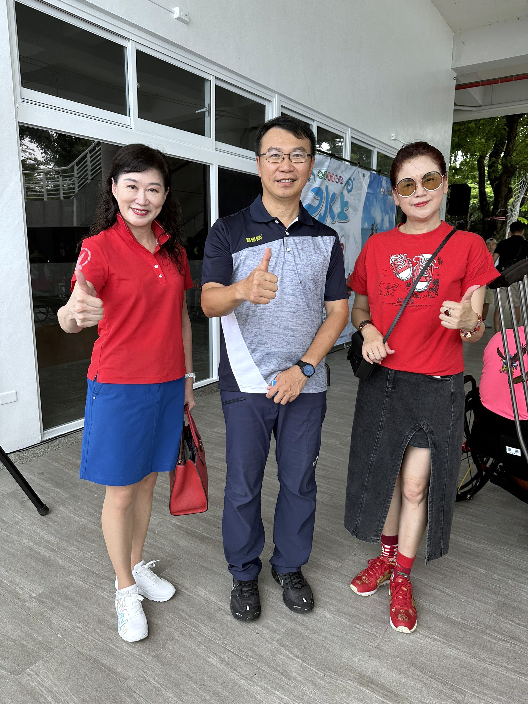 高雄市政府運動發展局侯尊堯局長(中)、永達保經張貞芬業務籌備副總(左)及徐芊榆業務協理合影。