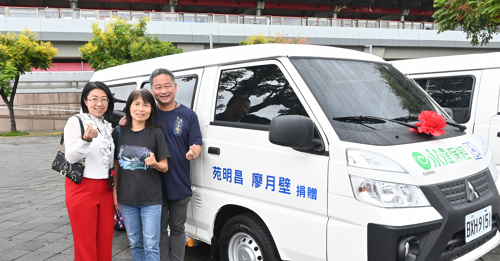 (左起)永達王儀葒業務儲備協理、保戶苑逸達夫妻,與已逝父母之名所捐贈的長照車合影。